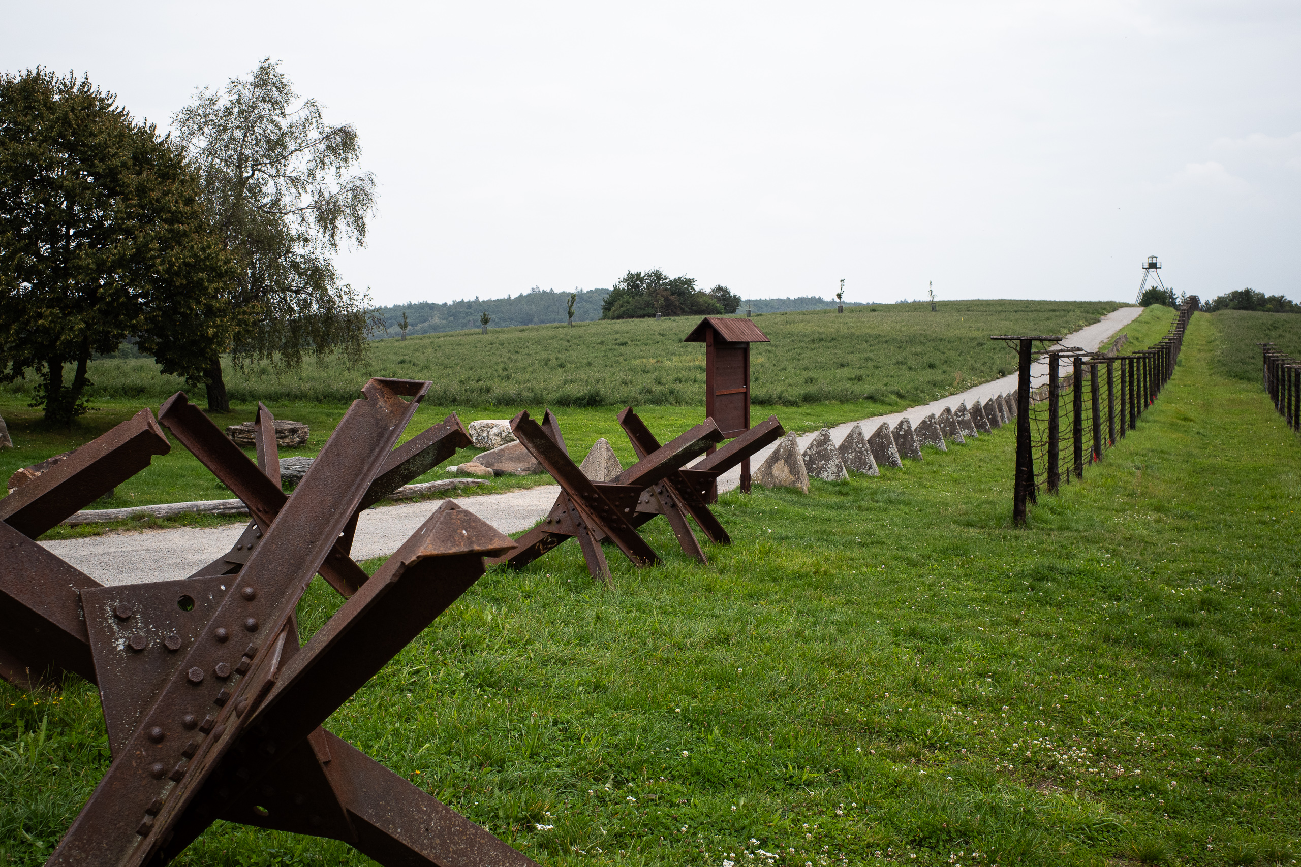 Das erhaltene Stück Eiserner Vorhang bei Čižov: Panzersperren, Drahtzaun, Wachturm